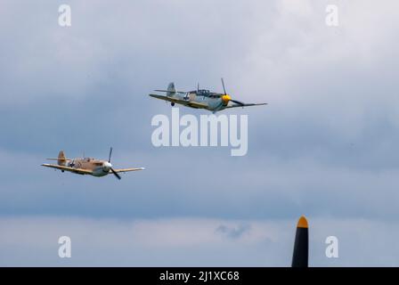 DUXFORD, CAMBRIDGESHIRE, Großbritannien - 13. JULI 2014: WW2 Bf (Messerschmitt) 109 führt während der Flying Legends eine Hundeschlacht-Ausstellung auf dem Flugplatz Duxford durch Stockfoto