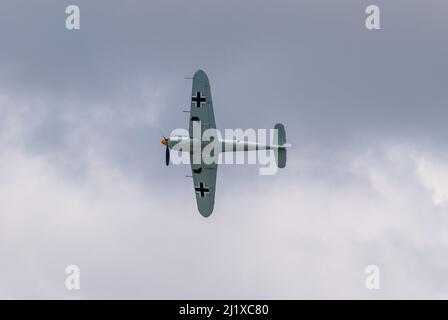 DUXFORD, CAMBRIDGESHIRE, Großbritannien - 13. JULI 2014: WW2 Bf (Messerschmitt) 109 führt während der Flying Legends eine Hundeschlacht-Ausstellung auf dem Flugplatz Duxford durch Stockfoto