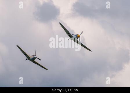 DUXFORD, CAMBRIDGESHIRE, Großbritannien - 13. JULI 2014: WW2 Bf (Messerschmitt) 109 führt während der Flying Legends eine Hundeschlacht-Ausstellung auf dem Flugplatz Duxford durch Stockfoto