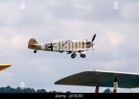 DUXFORD, CAMBRIDGESHIRE, Großbritannien - 13. JULI 2014: WW2 Bf (Messerschmitt) 109 führt während der Flying Legends eine Hundeschlacht-Ausstellung auf dem Flugplatz Duxford durch Stockfoto