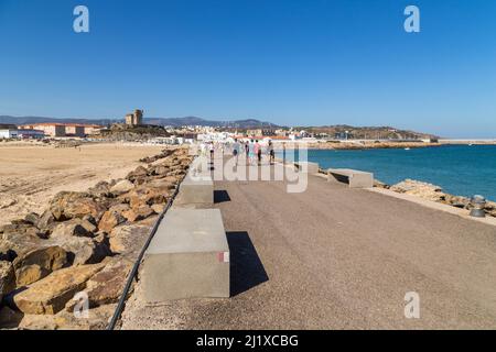 Tarifa, Spanien - 17. August 2021. Menschen am Strand Playa de Los Lances, dem südlichen Punkt Europas, mit der Burg Santa Catalina im Vordergrund. Anzeigen Stockfoto