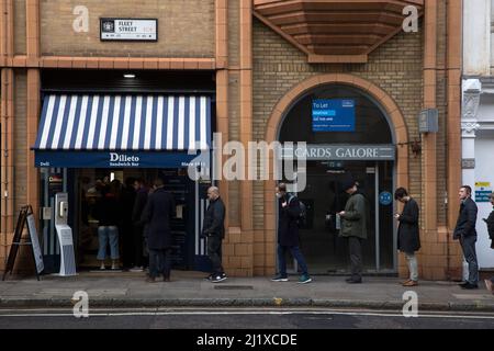 Vor einer Sandwich-Bar in London stehen die Leute zur Mittagszeit Schlange, da in England in der Vorwoche die Anweisungen von der Arbeit von zu Hause entfernt wurden. Stockfoto