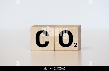 Word CO2 in Metallbuchstaben geschrieben, retro-Konzeptfotografie mit geschmiedeten Stahlbuchstaben. Stockfoto