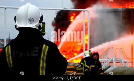 Ein Feuer in einem Brennstofflager wurde in Lemberg von den Feuerwehrleuten des staatlichen ukrainischen Notdienstes gelöscht. Am 26. März 2022, gegen 4:30 Uhr, brach in Lwiw, Ukraine, ein Brand aus, der auf das Gebiet eines der Industrieunternehmen zur Kraftstoffspeicherung durch russische Beschuss zurückzuführen war. Am 27. März 2022 um 06:49 Uhr wurde das Feuer gelöscht. (Foto: Ukraine State Emergency Service) Stockfoto