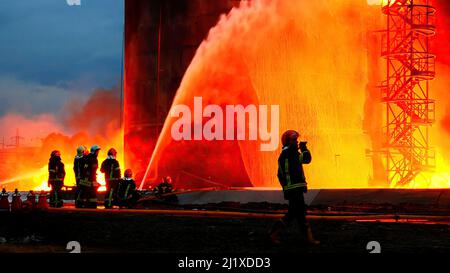 Ein Feuer in einem Brennstofflager wurde in Lemberg von den Feuerwehrleuten des staatlichen ukrainischen Notdienstes gelöscht. Am 26. März 2022, gegen 4:30 Uhr, brach in Lwiw, Ukraine, ein Brand aus, der auf das Gebiet eines der Industrieunternehmen zur Kraftstoffspeicherung durch russische Beschuss zurückzuführen war. Am 27. März 2022 um 06:49 Uhr wurde das Feuer gelöscht. (Foto: Ukraine State Emergency Service) Stockfoto