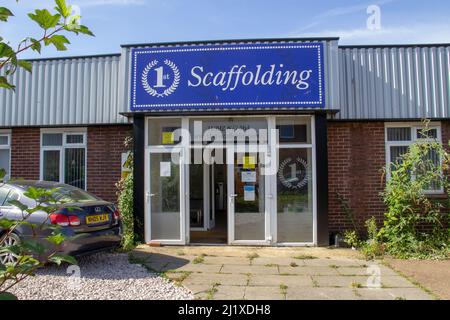 EXETER, DEVON, Großbritannien – 21. SEPTEMBER 2021 1. Scaffolding (UK) Ltd Scaffolding Service, Marsh Green Road North auf dem Marsh Barton Handelsgebiet Stockfoto