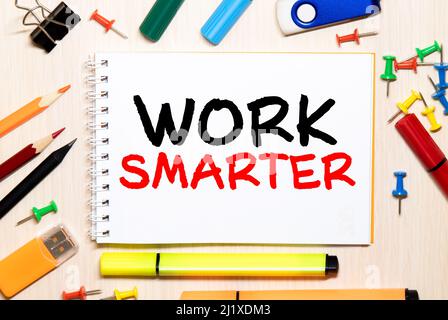 Notizbuch auf Tisch mit Text innen: Work Smart. Stockfoto