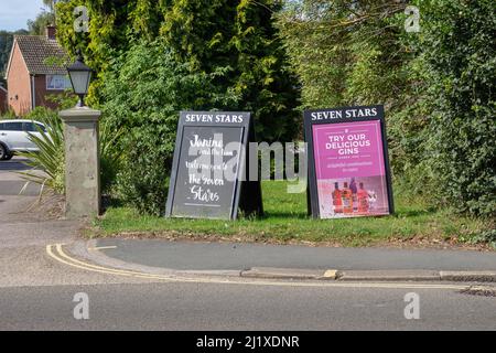 EXETER, DEVON, Großbritannien - 21. SEPTEMBER 2021 Beschilderung zum Weihnachtsessen für das Seven Stars Hotel und Pub, Alphington Road Stockfoto