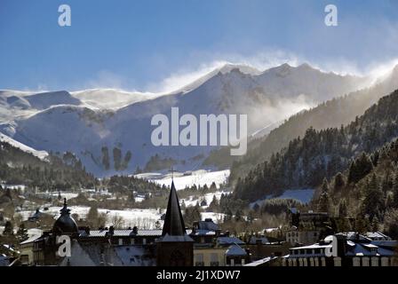 Die Stadt Mont-Dore, mit Schneeverwehungen über dem Massif de Sancy Stockfoto