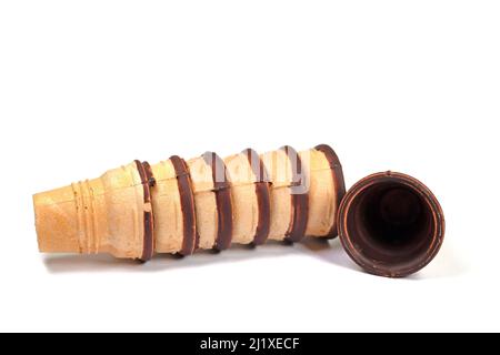 Waffelbecher auf weißem Hintergrund Stockfoto