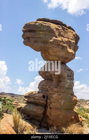 Eine hohe, aus Quarzit bestehende Felssäule in den Magaliesberg-Bergen Südafrikas Stockfoto