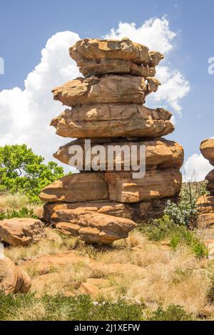 Bizarre Felssäule, die wie ein Plattenstapel aussieht, an einem sonnigen Tag in den Magaliesberg Mountains, Südafrika Stockfoto