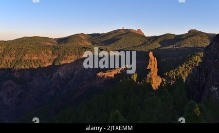 Blick über die Berge der Insel Gran Canaria, Kanarische Inseln, Spanien in der Abendsonne mit Felsformation und Gipfel Pico de las Nieves. Stockfoto