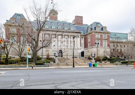 Staten Island Borough Hall, New York City, mit Treppe und Straße im Vordergrund, keine Menschen, kein Verkehr, während des Wintertages mit bewölktem, horizontales Stockfoto