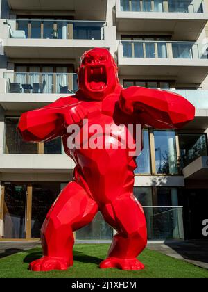 Wild Kong des französischen Künstlers Richard Orlinski. Rote Harz Außenskulptur eines Gorilla. Pentonville Road, Angel, London. VEREINIGTES KÖNIGREICH Stockfoto