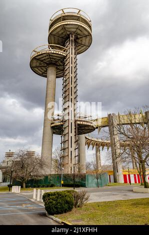 New York State Pavilion Observation Towers mit Queens Theatre, Blick aus der Nähe, Flushing-Meadows-Park, New York City an bewölktem Wintertag, Stockfoto