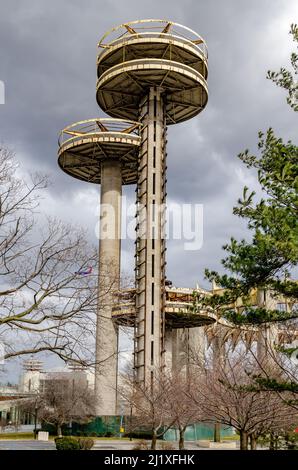 Blick von den Aussichtstürmen des New York State Pavilion aus der Nähe, Flushing-Meadows-Park, New York City während des bewölkten Wintertages, vertikal Stockfoto