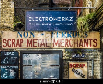 Vintage-Schilder am Eingang der Electrowerkz Bar und des Unterhaltungsgeländes in der Torrens Street, London. VEREINIGTES KÖNIGREICH Stockfoto