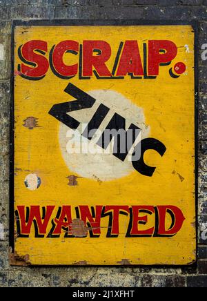 Vintage-gelber Zinkschrott wollte Schild vor dem Electrowerkz-Veranstaltungsort und Restaurant in der Torrens Street, London, Großbritannien Stockfoto