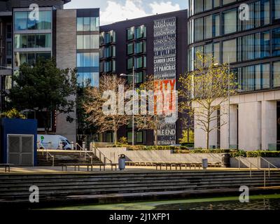 Apartments mit Blick auf das City Road Basin, Teil des Regent's Canal. London. Stockfoto