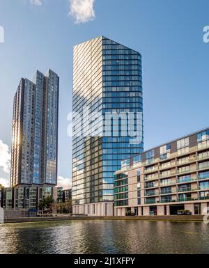 City Road Basin Teil des Regent's Canal, mit Carrara und Chronicle Towers in der Ferne. London. Stockfoto