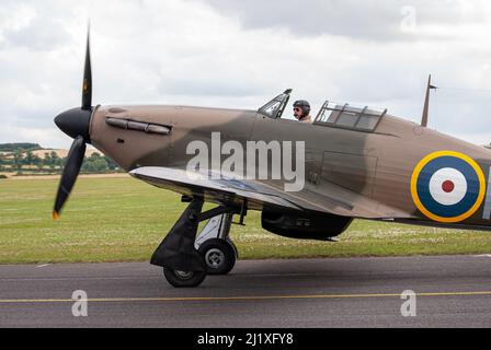 DUXFORD, CAMBRIDGESHIRE, Großbritannien - 13. JULI 2014: WW2 der Hawker-Sturmflug (RAF) führt eine Hundeschlacht-Ausstellung durch und fliegt schnell am Flugplatz von Duxford vorbei. Stockfoto