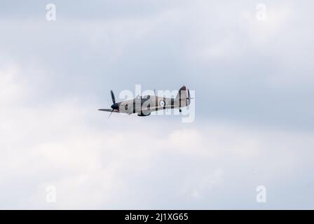 DUXFORD, CAMBRIDGESHIRE, Großbritannien - 13. JULI 2014: WW2 der Hawker-Sturmflug (RAF) führt eine Hundeschlacht-Ausstellung durch und fliegt schnell am Flugplatz von Duxford vorbei. Stockfoto