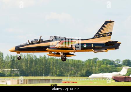 Al Fursan (Englisch: Die Ritter) ist der Kunstflug demonstration Team der Vereinigten Arabischen Emirate Air Force. Flying Aermacchi MB-339 NAT-jet Stockfoto