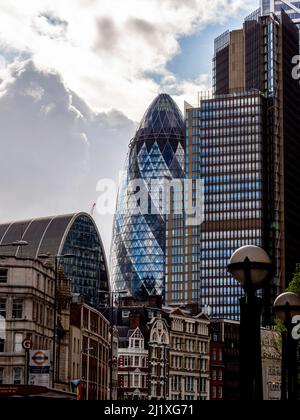 Geschwungene Gebäude von 30 und 70 St. Mary AX mit der gemischten Architektur von Bishopsgate im Vordergrund. London. Stockfoto