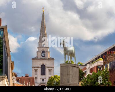 I ……Ziegenskulptur mit Christ Church Spitalfields in der Ferne. London. Stockfoto