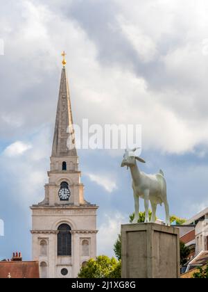 ..I Ziegenskulptur mit Christ Church Spitalfields in der Ferne. London. Stockfoto