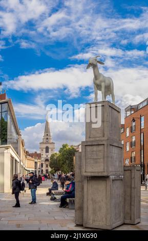 I Ziegenskulptur mit Christ Church Spitalfields in der Ferne. Brushfield Street. London. Stockfoto