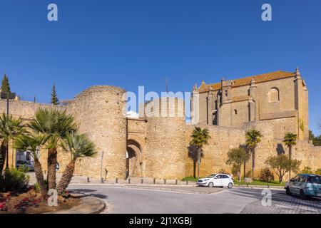 Das 13. Jahrhundert Puerto de Almocabar oder Almocabar Tor und Stadtmauern, Ronda, Provinz Malaga, Andalusien, Südspanien. Puerto de Almocabar kommt f Stockfoto