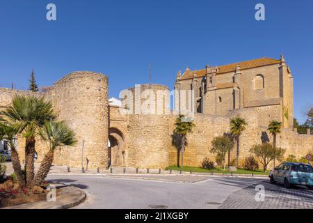 Das 13. Jahrhundert Puerto de Almocabar oder Almocabar Tor und Stadtmauern, Ronda, Provinz Malaga, Andalusien, Südspanien. Puerto de Almocabar kommt f Stockfoto