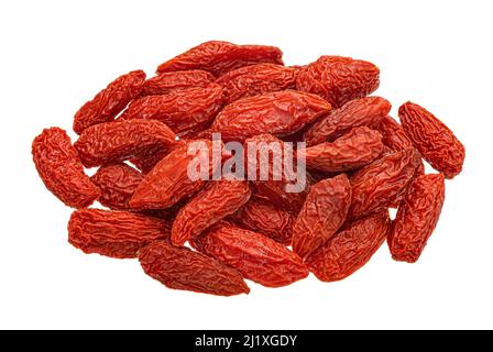 Getrocknete Goji-Beeren isoliert auf weiß Stockfoto