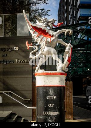 Grenzmarken für die City of London in Bishopsgate mit gusseisernen weißen Drachen. London. VEREINIGTES KÖNIGREICH Stockfoto