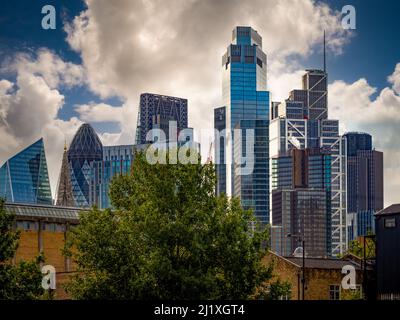 Moderne verglaste façade von Hochhäusern mit den traditionellen Backsteinwänden der Truman Brewery im Vordergrund. London Stockfoto