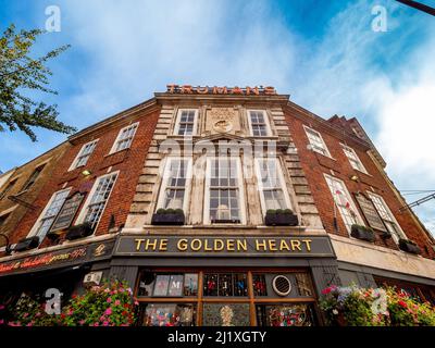 Außenfassade des Golden Heart, ein denkmalgeschützter Pub der Klasse II in Spitalfields, London. façade Stockfoto