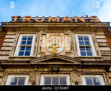 Außenfassade des Golden Heart, ein denkmalgeschützter Pub der Klasse II in Spitalfields, London. façade Stockfoto