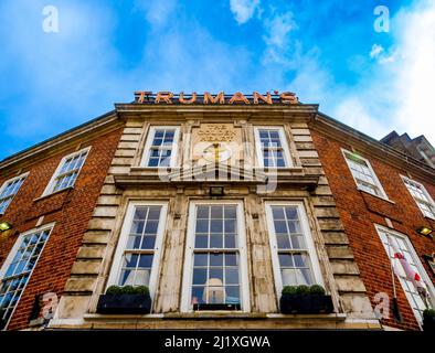 Außenfassade des Golden Heart, ein denkmalgeschützter Pub der Klasse II in Spitalfields, London. façade Stockfoto