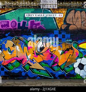 Straßenschild für Grey Eagle Street an einer Wand mit bunten Graffiti montiert. Spitalfields, London. Stockfoto