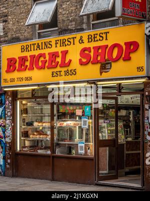 Großbritanniens erste und beste Beigel Shop Außenfassade mit gelbem und rotem Schild in der Brick Lane. London. UK Stockfoto