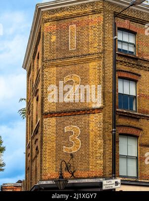 Regenerierte Außenfassade façade der Bethnal Green Road von 123, ehemals Moderne Buckles, ein illegaler Waffenhersteller. Stockfoto