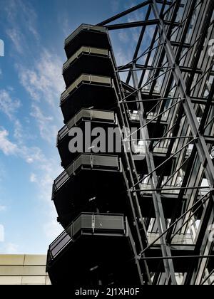 Zeitgenössische schwarze Metalltreppen im Exchange House, London. VEREINIGTES KÖNIGREICH. Stockfoto