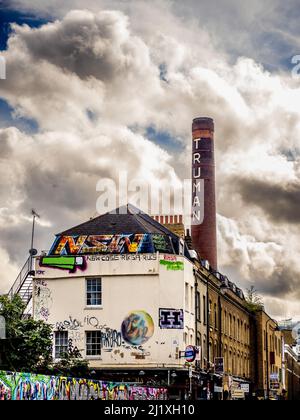 Kamin der Truman's Brewery von der Brick Lane aus gesehen. East London. VEREINIGTES KÖNIGREICH Stockfoto