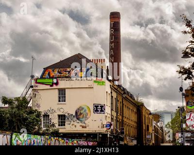 Kamin der Truman's Brewery von der Brick Lane aus gesehen. East London. VEREINIGTES KÖNIGREICH Stockfoto