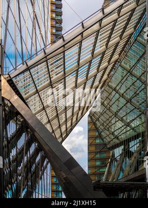 Überdachter Gang zwischen 201 Bishopsgate und dem Broadgate Tower von der Primrose Street, London aus gesehen. Stockfoto