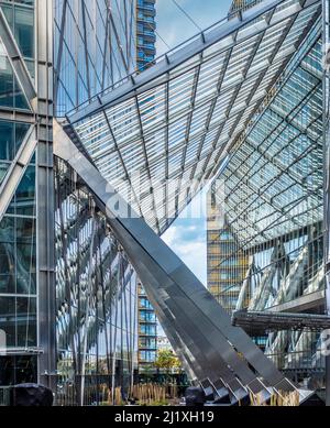 Überdachter Gang zwischen 201 Bishopsgate und dem Broadgate Tower von der Primrose Street, London aus gesehen. Stockfoto