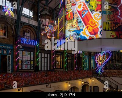 Beleuchtetes achteckiges Herzstück, Teil einer Neonlicht-Kunstinstallation von Chila Burman in der Market Hall in Covent Garden, London. Stockfoto