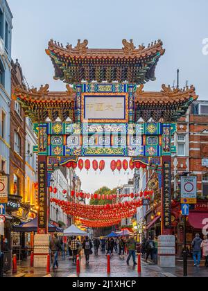 China Town Eingang Bogen in Wardour Street. London. Stockfoto